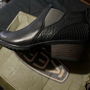 KEEN Chelsea Morrison Women's Black and Brown Ankle Booties